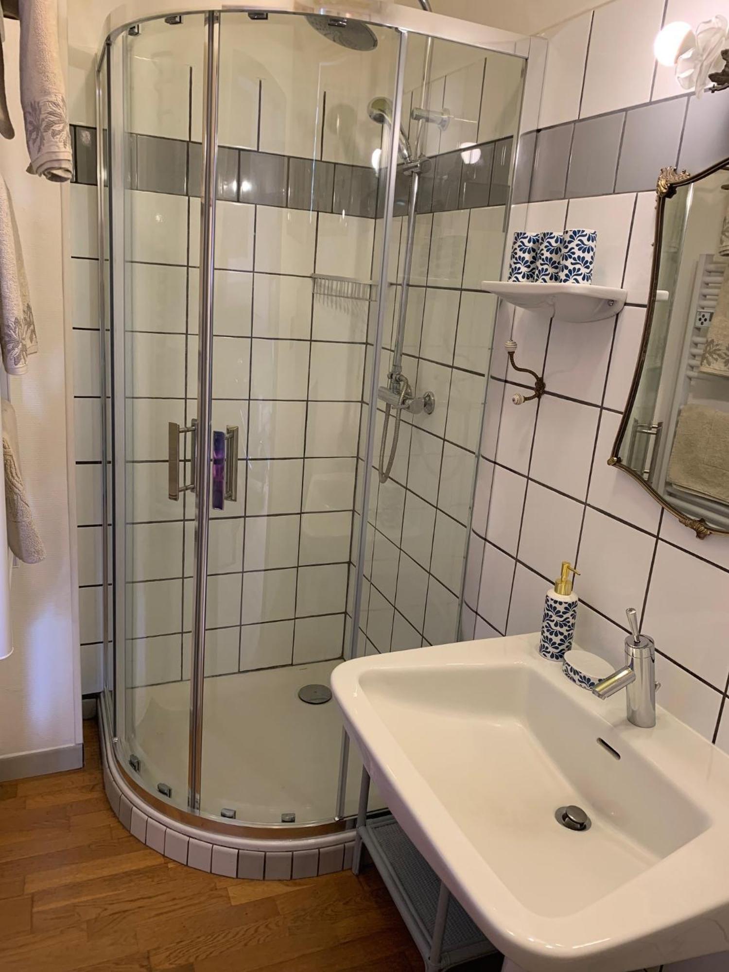 Le Petit Manoir Bed and Breakfast Isigny-le-Buat Buitenkant foto