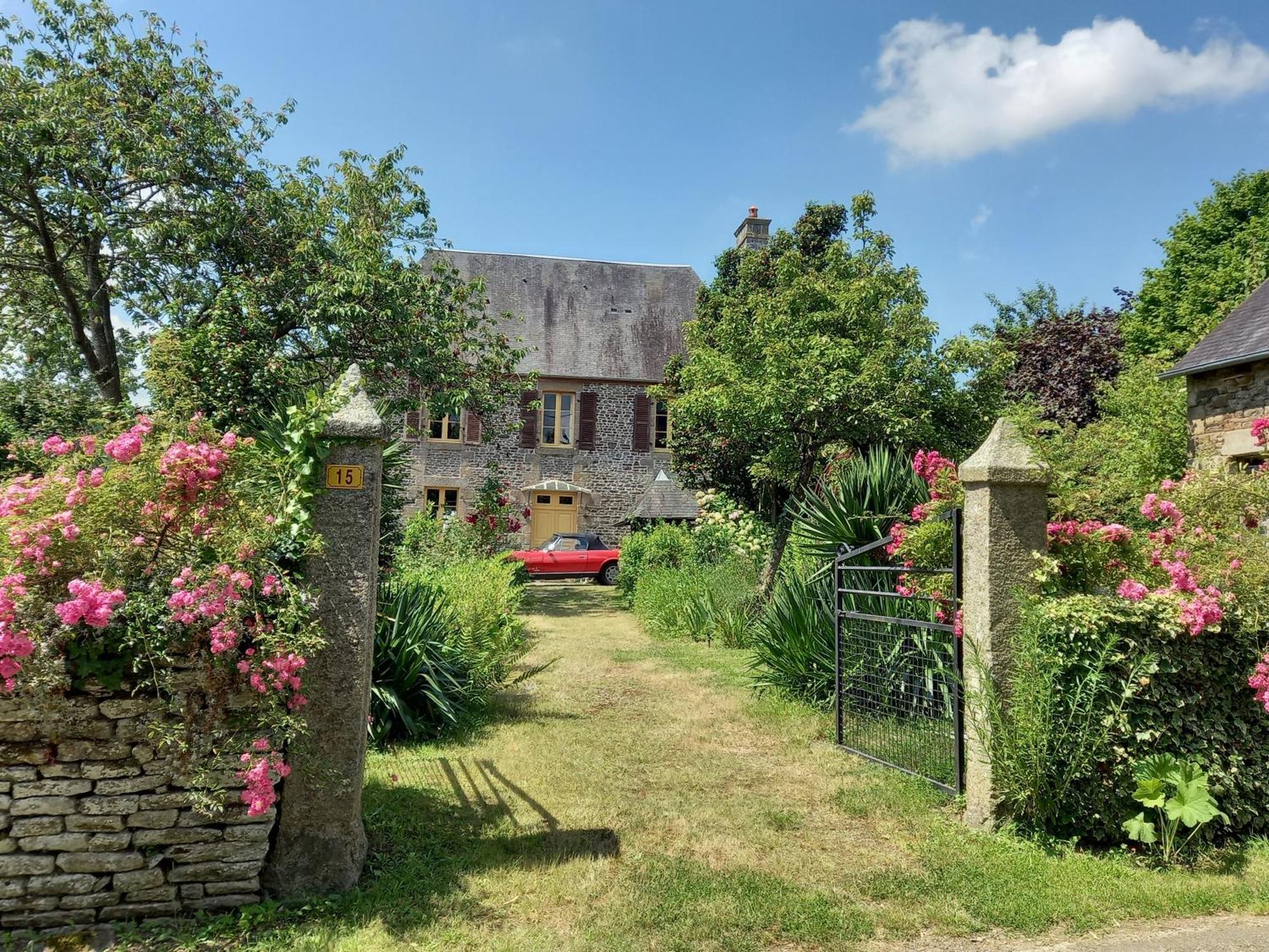 Le Petit Manoir Bed and Breakfast Isigny-le-Buat Buitenkant foto